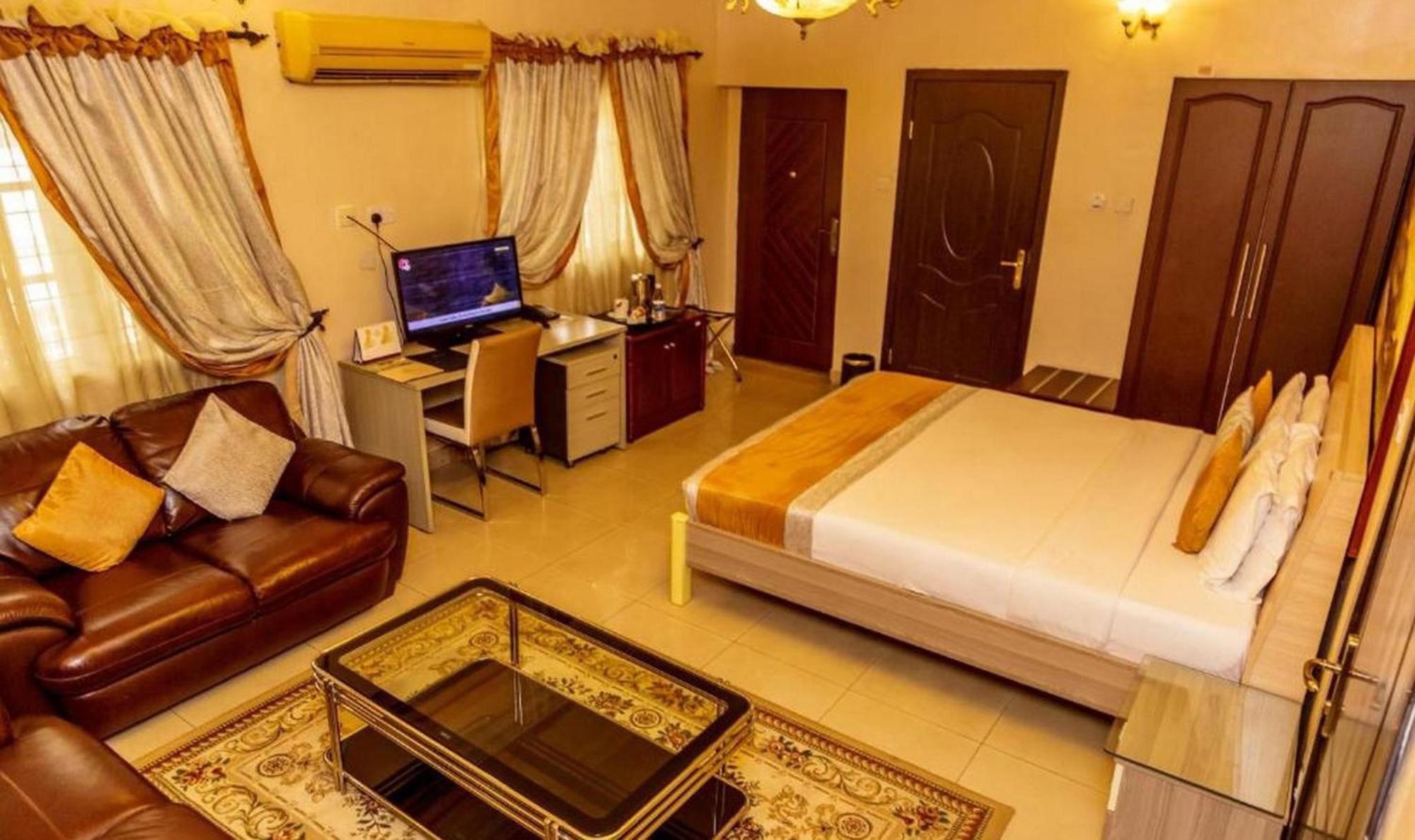 Room In Lodge - Apartment Royale Hotel-3 Bd Apartment إيكجا المظهر الخارجي الصورة