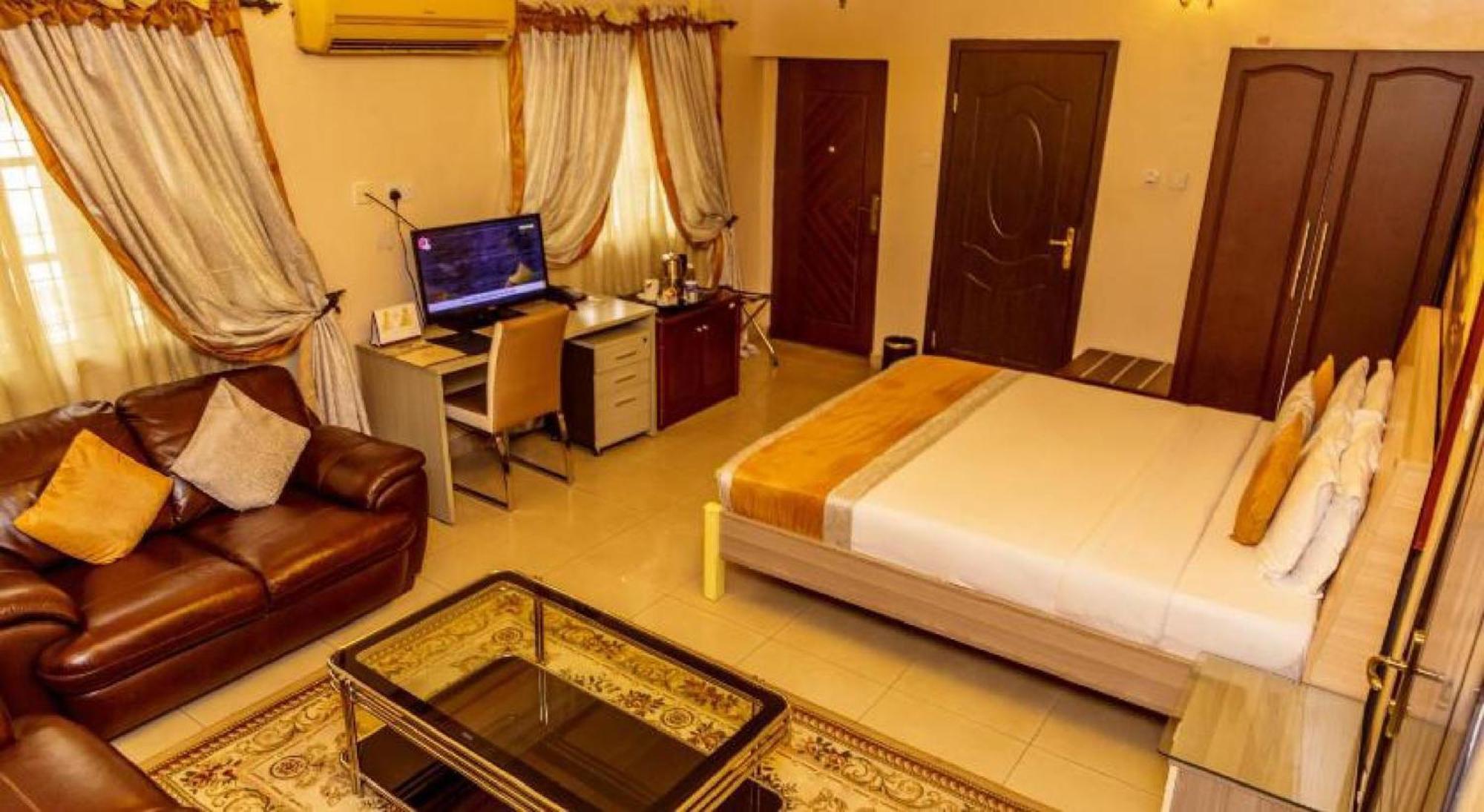 Room In Lodge - Apartment Royale Hotel-3 Bd Apartment إيكجا المظهر الخارجي الصورة