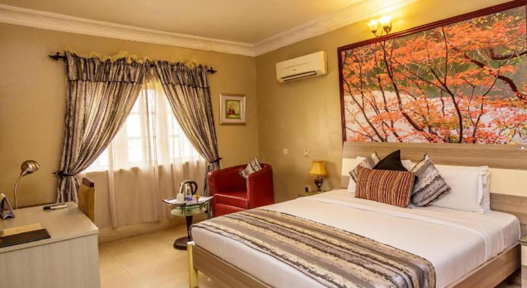 Room In Lodge - Apartment Royale Hotel-3 Bd Apartment إيكجا المظهر الخارجي الصورة