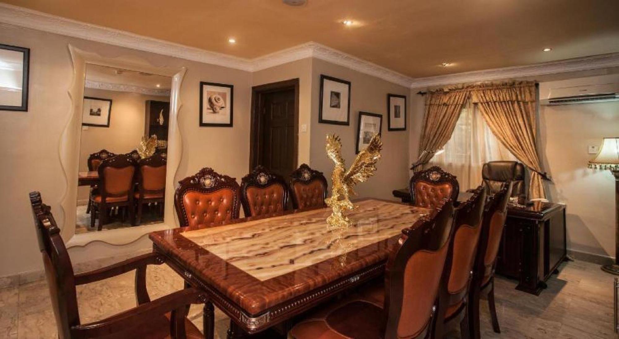 Room In Lodge - Apartment Royale Hotel-3 Bd Apartment إيكجا المظهر الخارجي الصورة