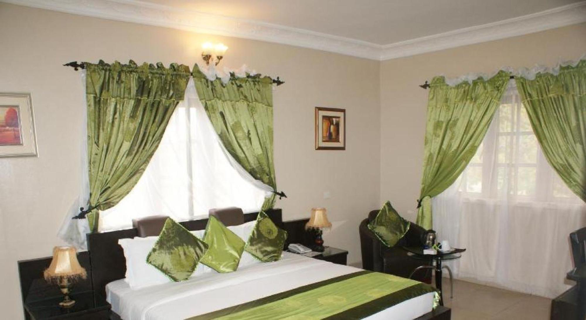 Room In Lodge - Apartment Royale Hotel-3 Bd Apartment إيكجا المظهر الخارجي الصورة