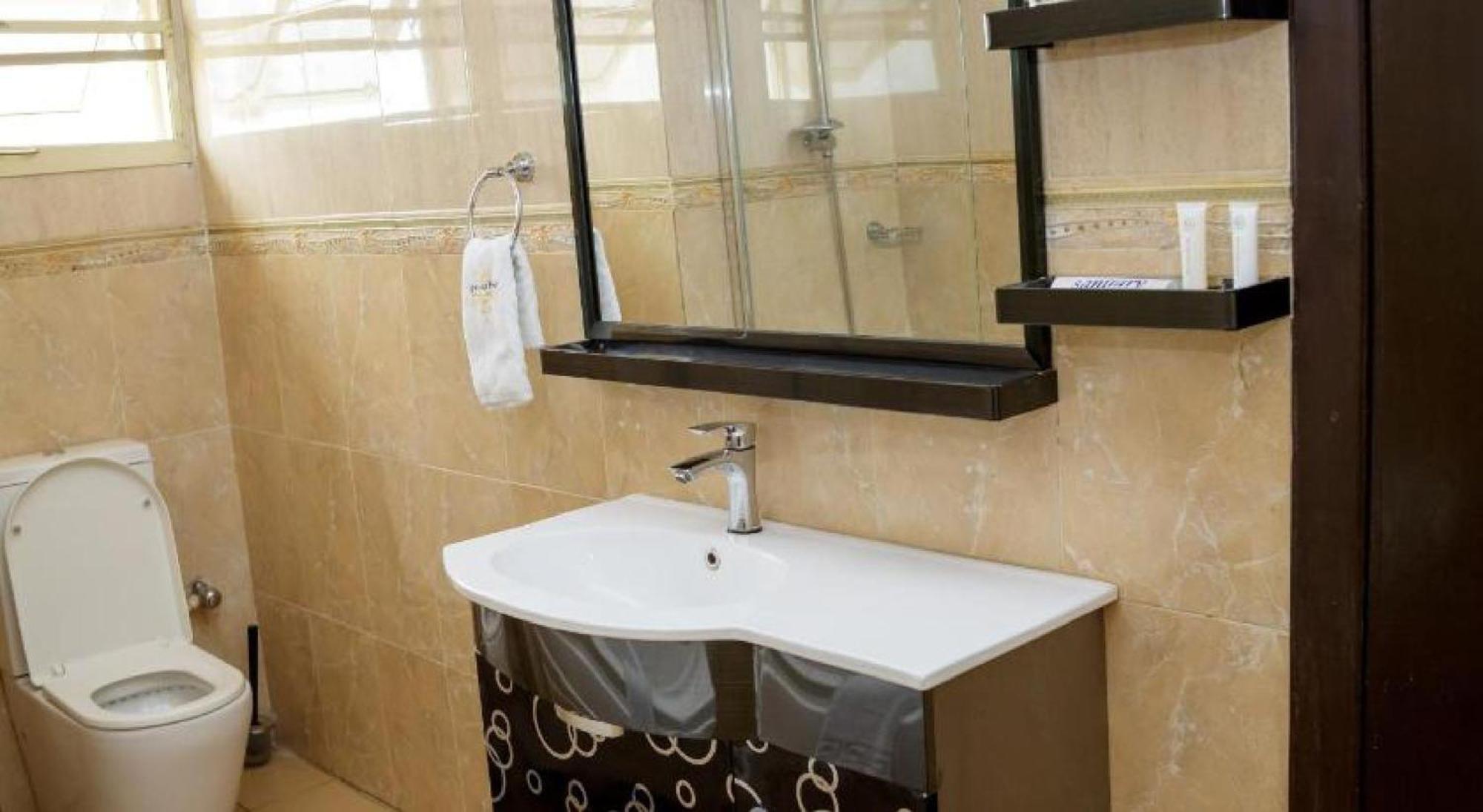 Room In Lodge - Apartment Royale Hotel-3 Bd Apartment إيكجا المظهر الخارجي الصورة