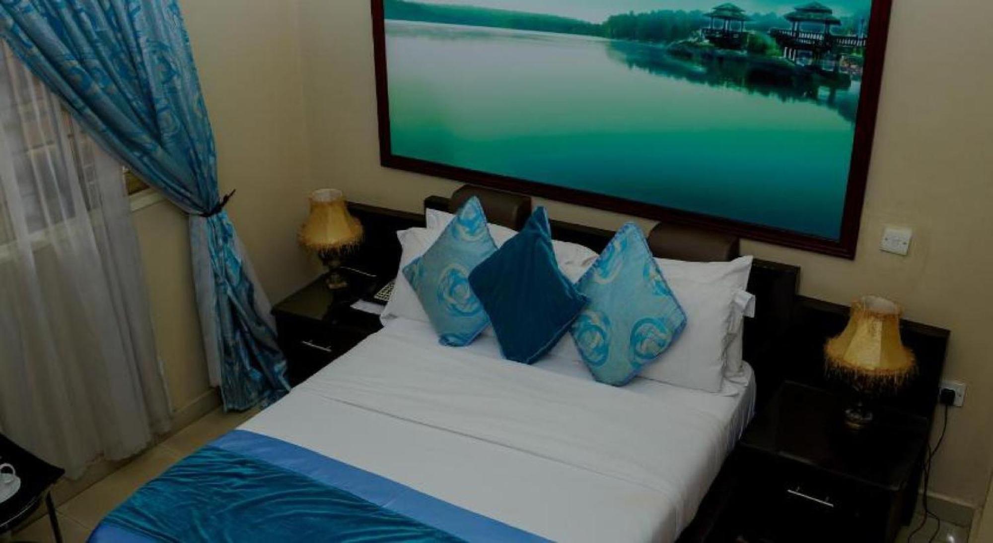 Room In Lodge - Apartment Royale Hotel-3 Bd Apartment إيكجا المظهر الخارجي الصورة