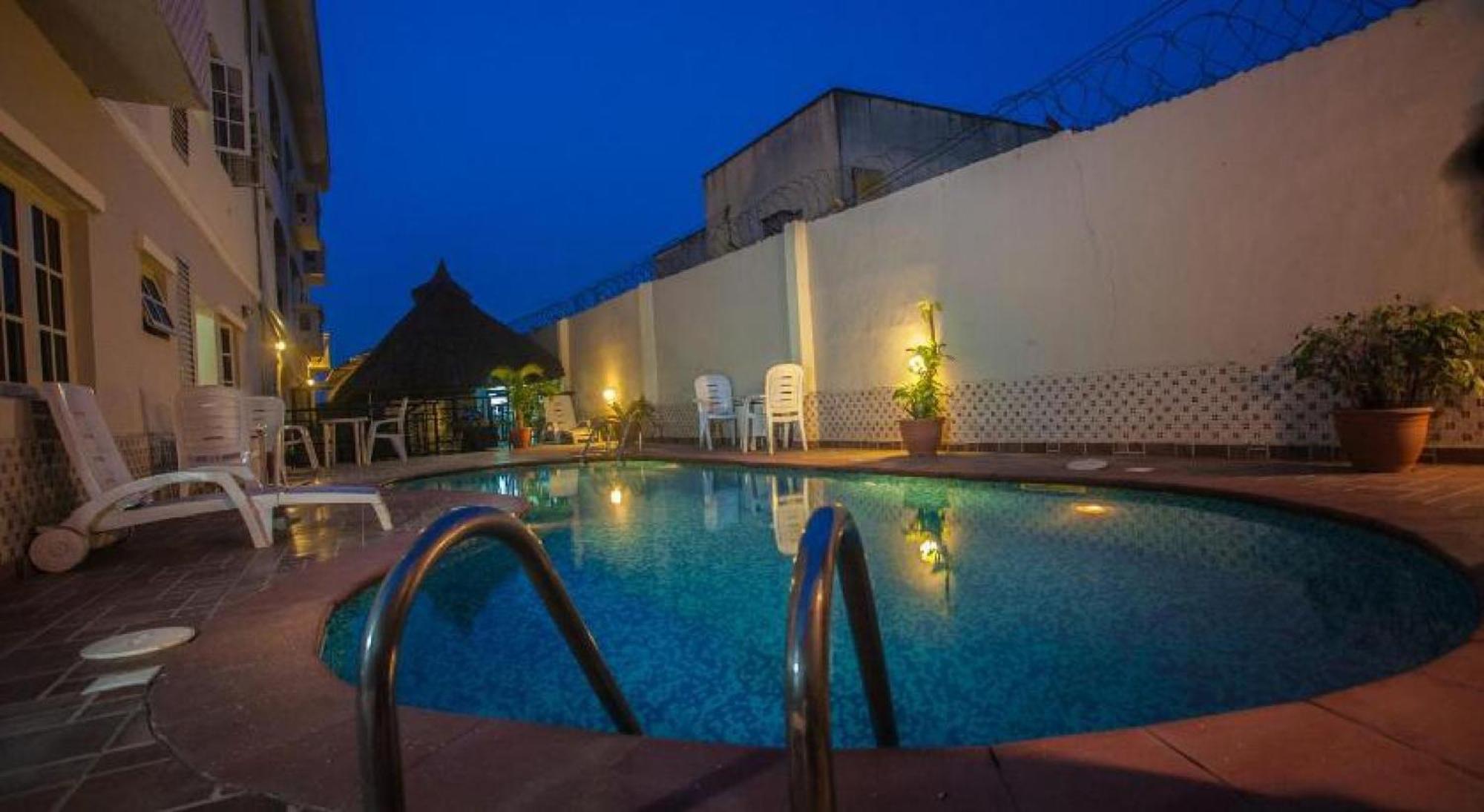 Room In Lodge - Apartment Royale Hotel-3 Bd Apartment إيكجا المظهر الخارجي الصورة